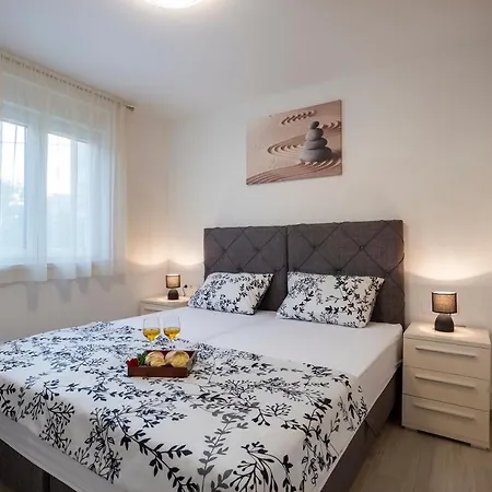 Silver Apartment *