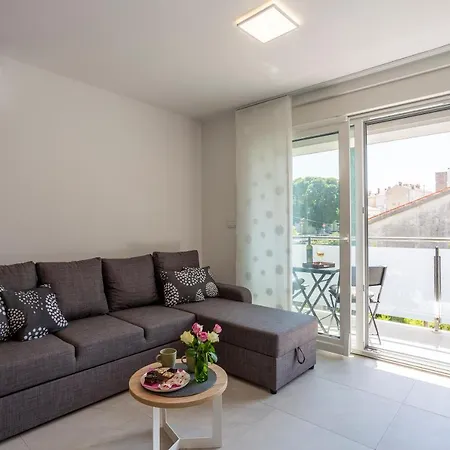 Silver Apartment *